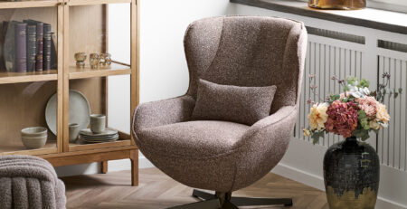 Brauner Drehsessel im Wohnzimmer mit Bücherregal