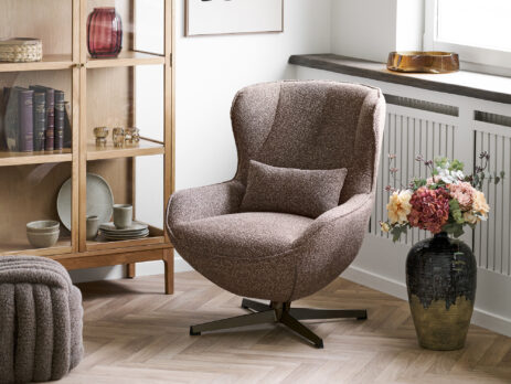 Brauner Drehsessel im Wohnzimmer mit Bücherregal